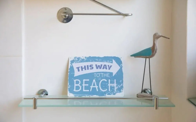 Sunny Modern Nr Beach Village w Parking