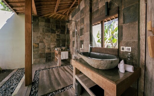 Palatial Wooden Villa, 4br, Lovina
