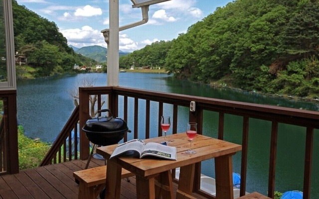 White house on the lake Pension