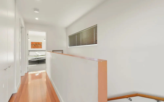 Waterfront Home - Gorgeous Views - 2 Bed