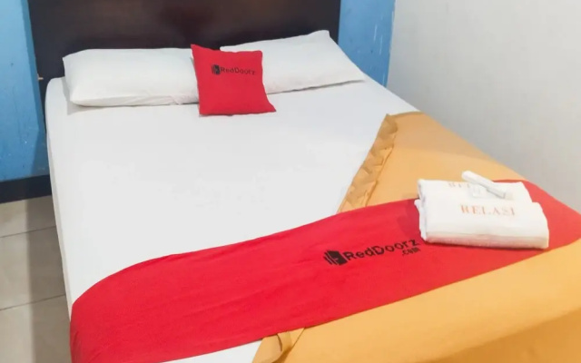 RedDoorz near Living Plaza Palembang