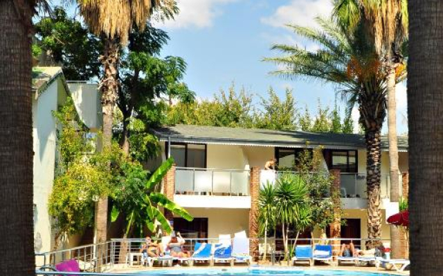 Tropic Beach Club Side