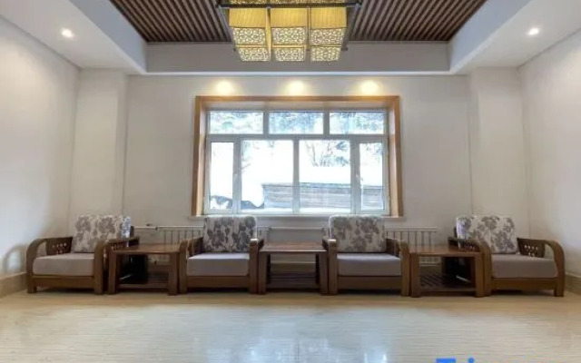 Xuexiang Xueyun Holiday Hotel