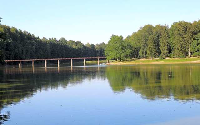 Domki nad jeziorem w Karłowicach