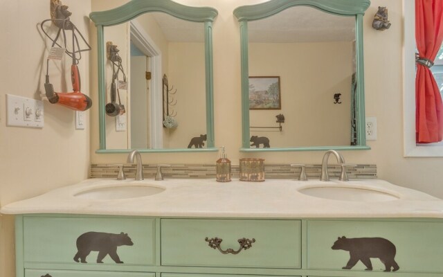 Thirsty Bear Den - Relaxing Pet Friendly Cabin In Gatlinburg 3 Bedroom Home by Redawning