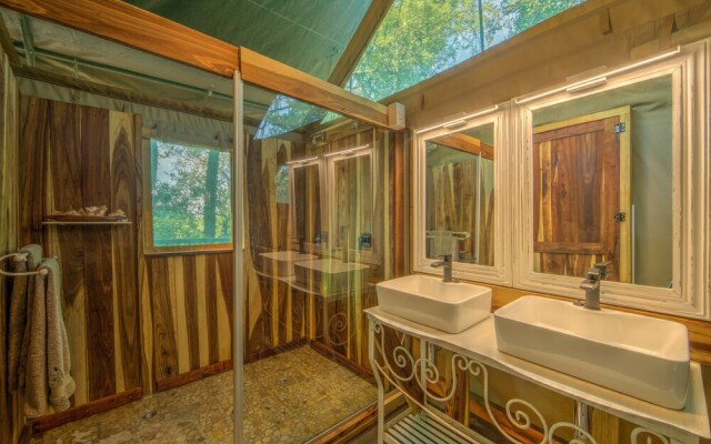 Xaro Lodge