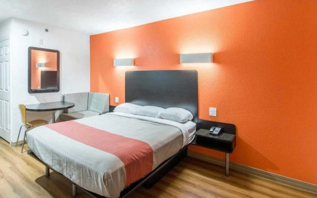 Motel 6 Hutchins