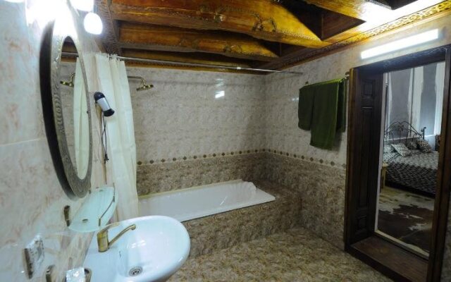 Bibi-Khanym Hotel