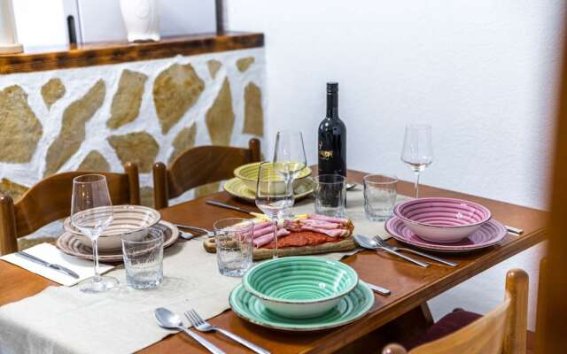 Galic - Stylish Getaway - H