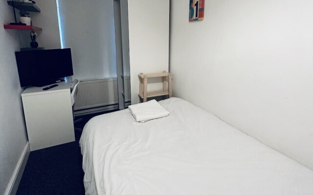 Inviting 7-bed House in Coventry City Centre