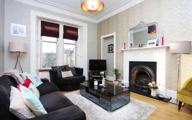 A Stunning Grand Apt near the Royal Botanic Garden