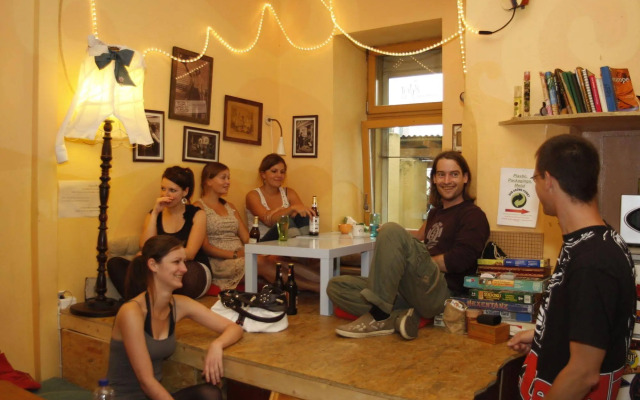 Lollis Homestay - Hostel