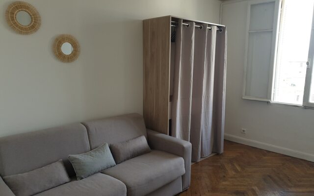Palais Wilson, T1 standing centre Juan les Pins