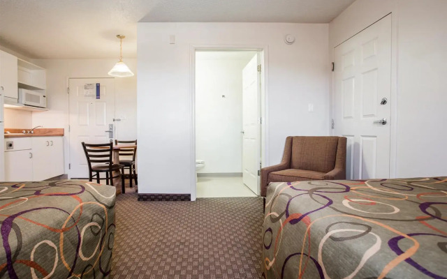 HomeTowne Studios & Suites by Red Roof Charlotte - Concord