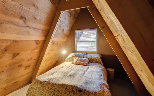 Quaint + Rustic A-frame < 5 Mi to Plumas-eureka!