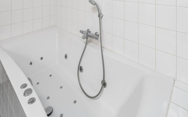 Comfy Holiday Home in Hooghalen with Bubble Bath