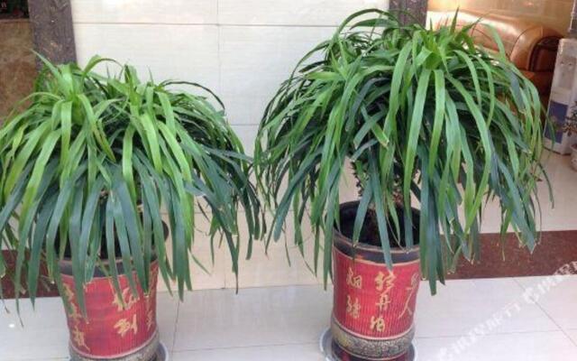 Xianyang Qintong Hotel (Baicheng Railway Station)