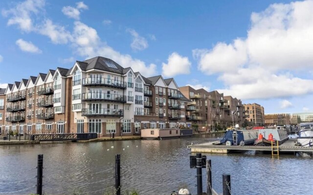 Luxury 3-bed Top Floor Penthouse in Brentford