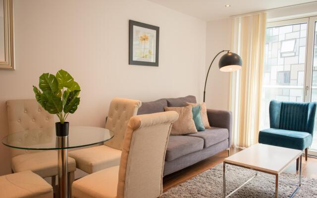 One Bed Apt in Lincoln Plaza, Canary Wharf