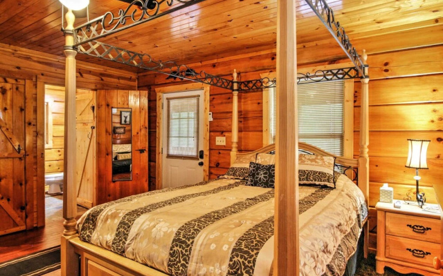 Deck & Hot Tub: Log Cabin Sevierville Studio!