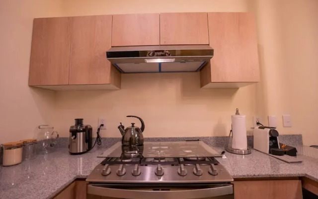 Luxury Apartment With Poll