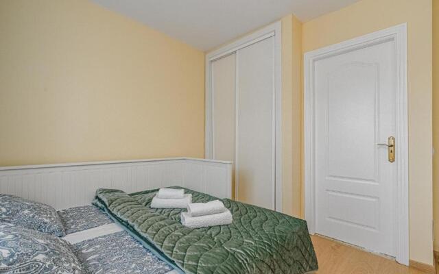 YELLOW 3 bedroom large apartment for 10 guests