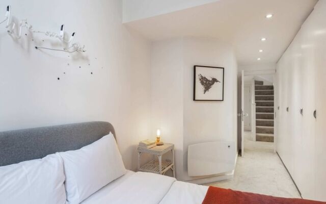 Bright & Beautiful Two Bedroom Apartment, Sleeps 4