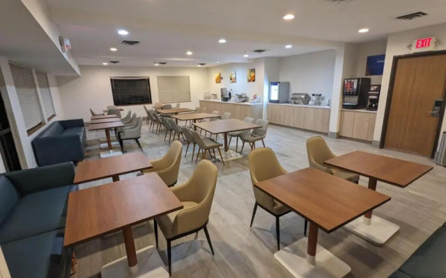 Weston Inn & Suites