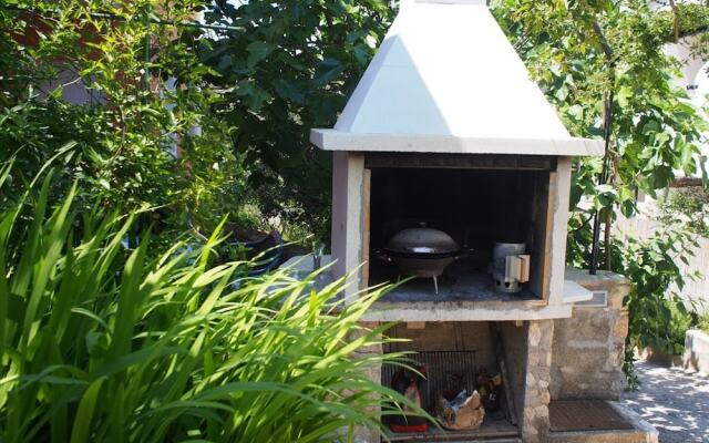 3 - Modern Apartment With Garden, 80m From Beach