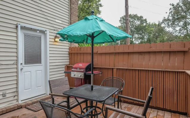 2Br Chic Nashville Townhouse by RedAwning
