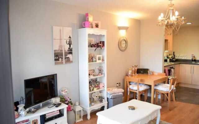 Stylish 1 Bedroom Apartment With Balcony