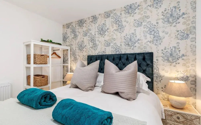 Midnight - Sea Views Town Centre