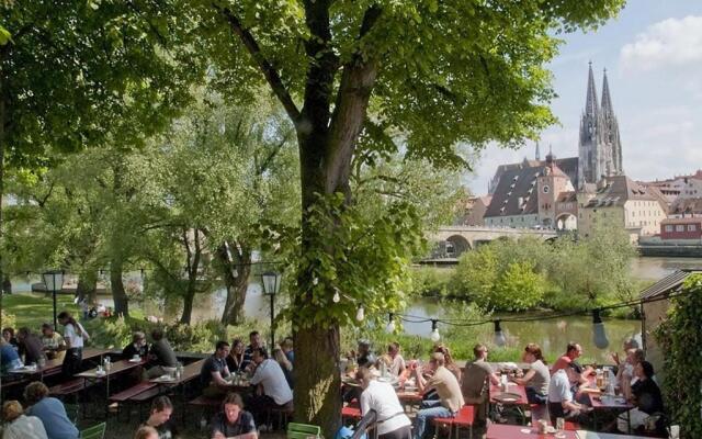 Schloss Weichs zu Regensburg mit 1-2Schlafzimmer Parkplatz Internet 60qm Zentrum