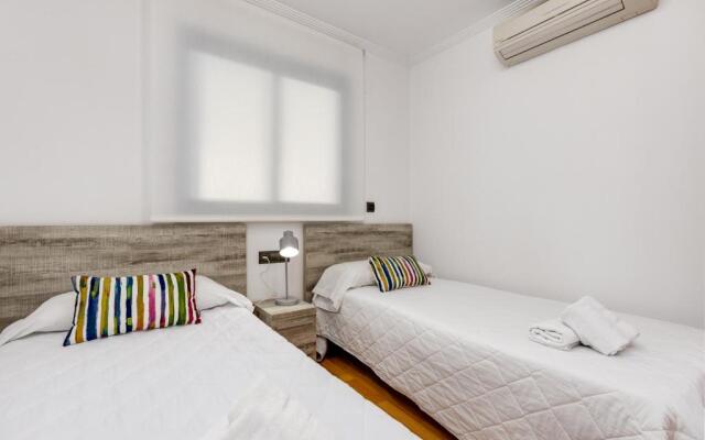 1st Line Daniya APT - Solarium Terrace & Pool