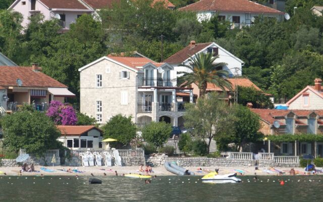 Spacious Family 4BR Seaside House, Fantastic Sea Views, 20 Meters to Beach