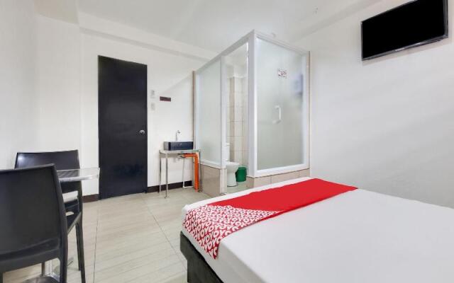 895 Golden Majestic Pension Inn