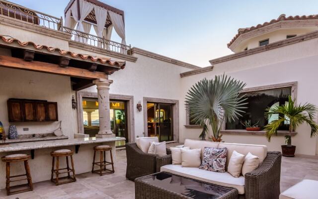 Cabo Hacienda w/ Private Pool & Rooftop Terrace!