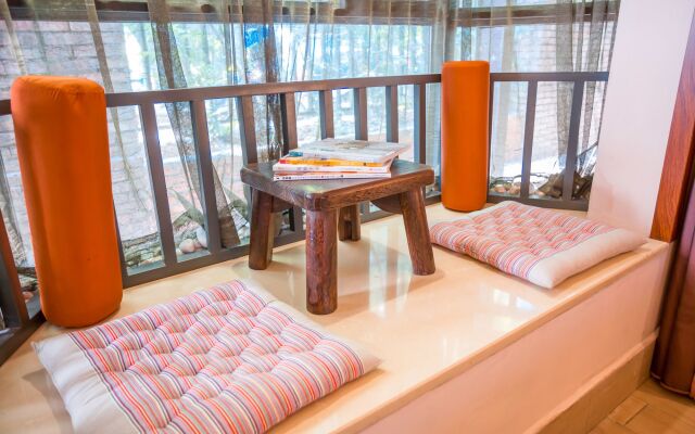 Yangshuo C.Source West Street Residence