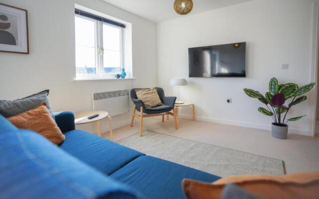 Rowsby Court - Stylish Apartment with Private Parking