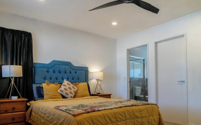 Spacious Eastern Beach Home - 1 Min From Beach!