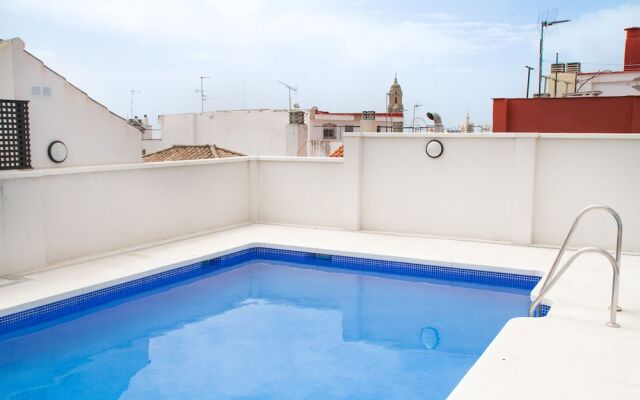 Deluxe Apartment Downtown with Pool and Parking