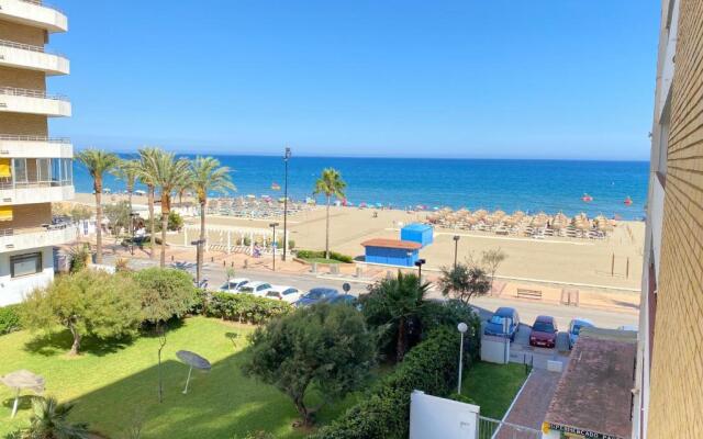 Modern 1 Bedroom Seaside Apartment with Pool