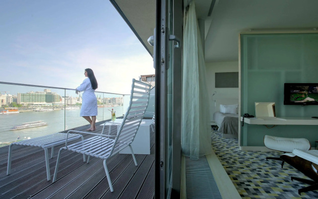 Leon Hotel & Lounge