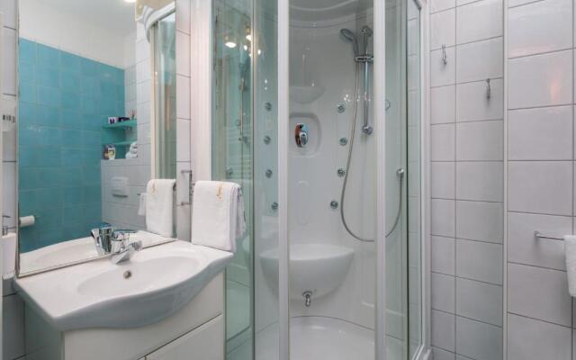 Seaside Apartment Gold 1row