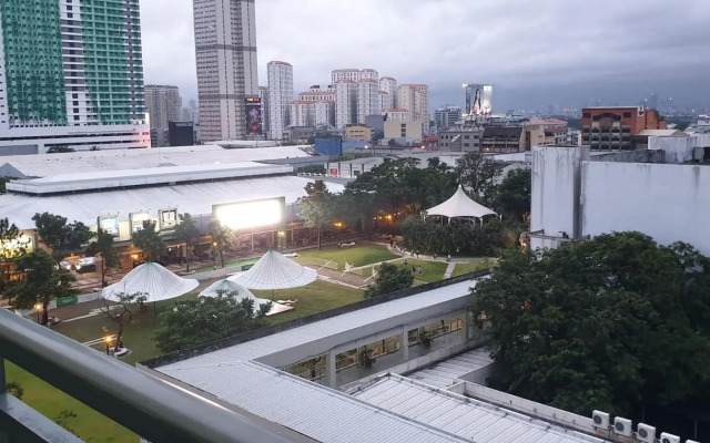 MANDALUYONG 2 Br w 2 Queen, 50HDtv across Shangrila Mall