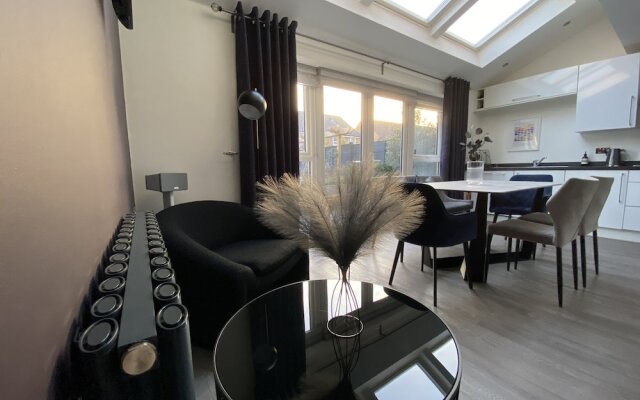 Stunning 4 Bed House With Cinema Room & Parking