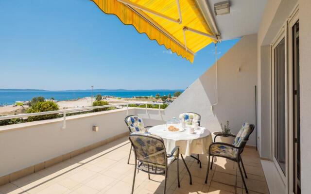 Seaside Apartment Gold 1row