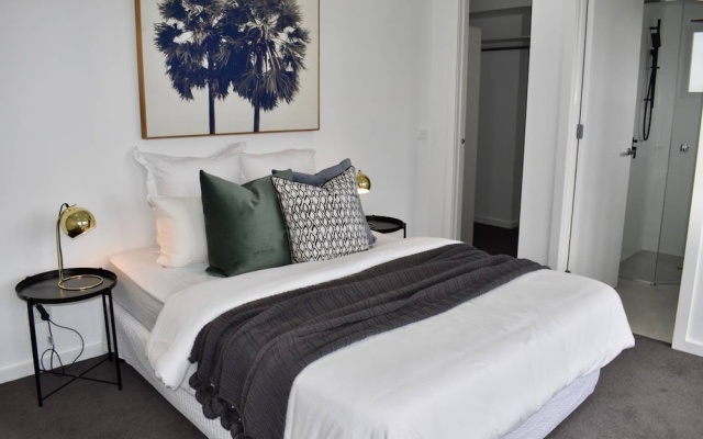 Brand New 2 Bed Apartment with Stunning City Views – Guest Rooms – Melbourne