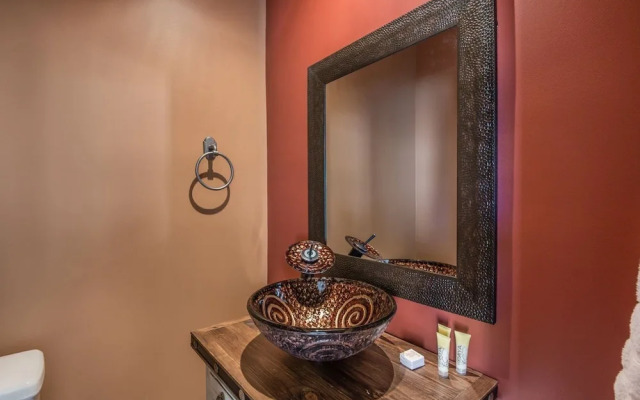 Encantada - Spacious and Luxurious Home, Walk to The Plaza