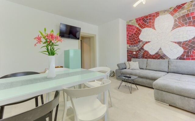 Modern Luxury 2-bedroom apt With Balcony & Patio